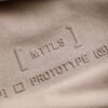 91583-4 Camiseta oversize café texto relieve